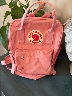 Fjallraven Kanken small backpack pink. Small backpack